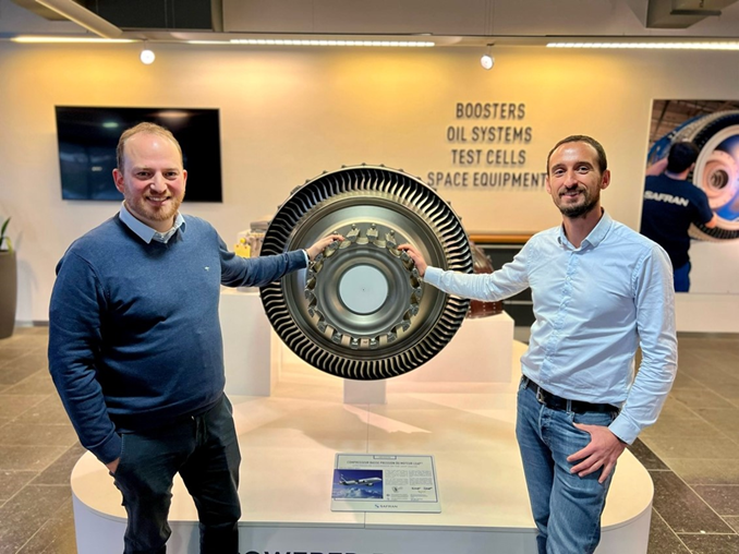 Une phote de Benoît Dompierre et Gilles Ayoub, a coté d'une pièce de turbine